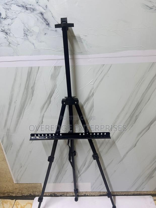 Metallic Quality Tripod Stand Available