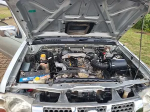 Nissan Hardbody 2004 Silver