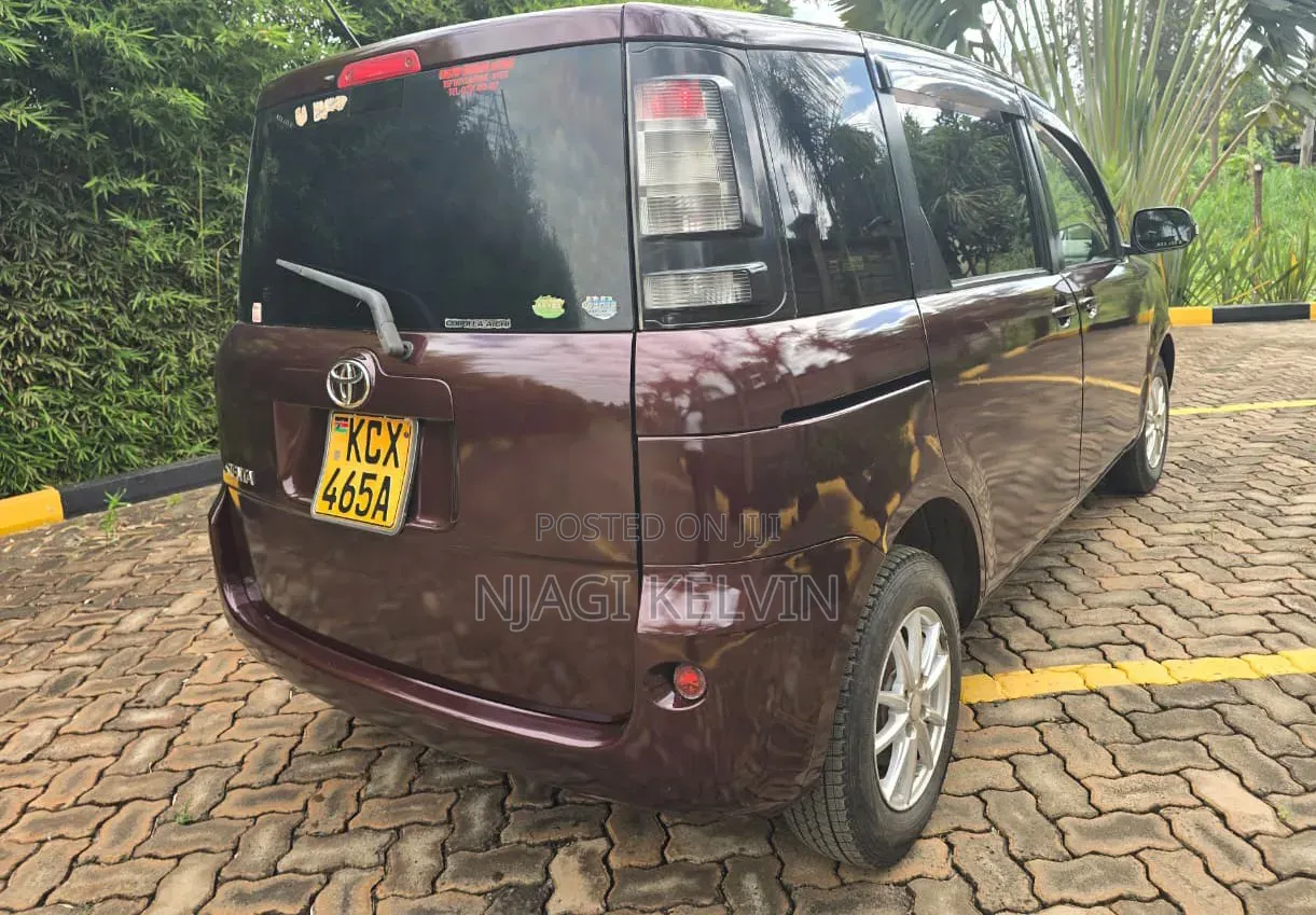 Toyota Sienta 2012 Burgundy