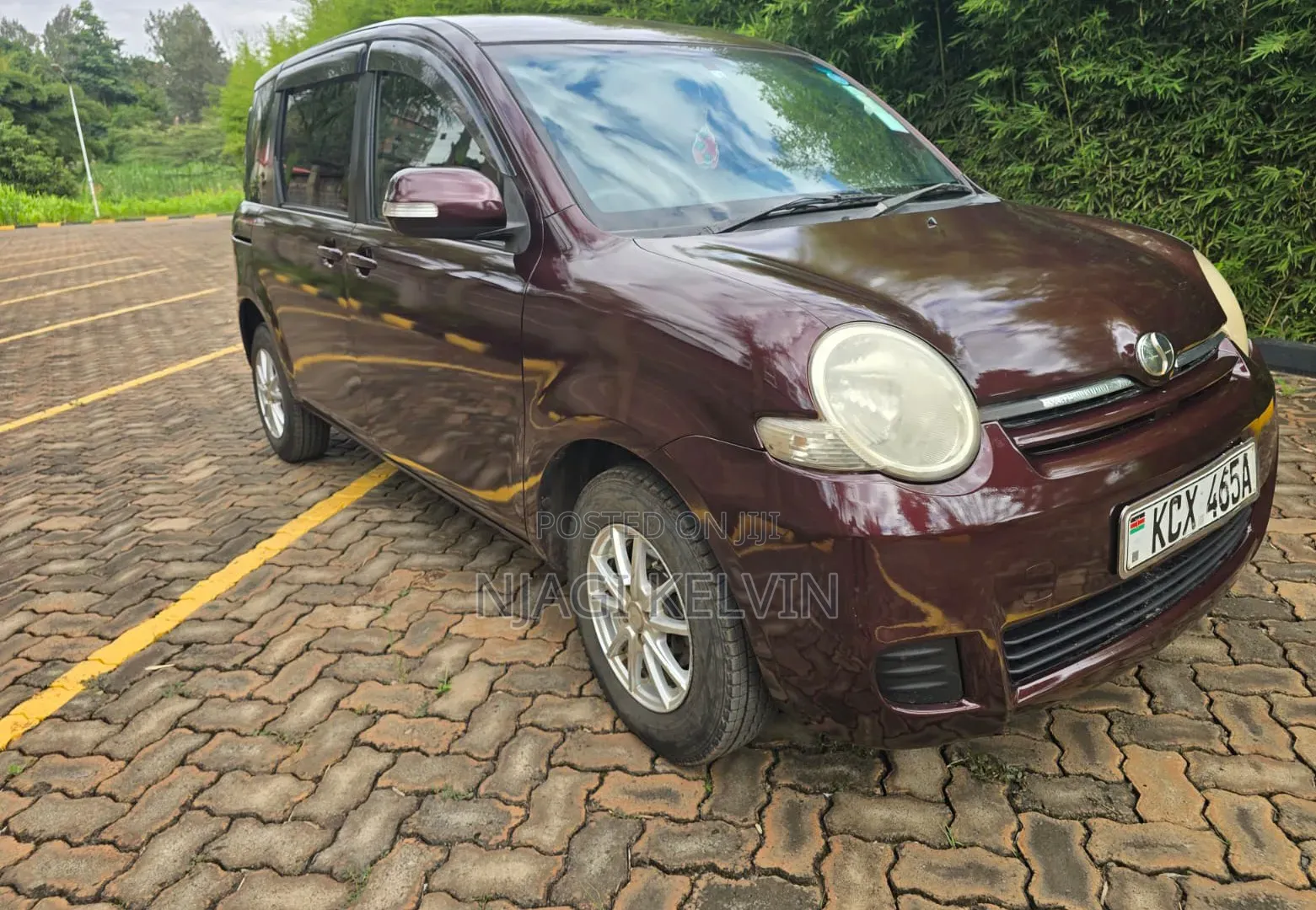 Toyota Sienta 2012 Burgundy