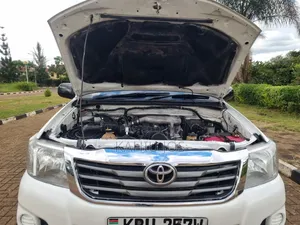 Toyota Hilux 2013 White