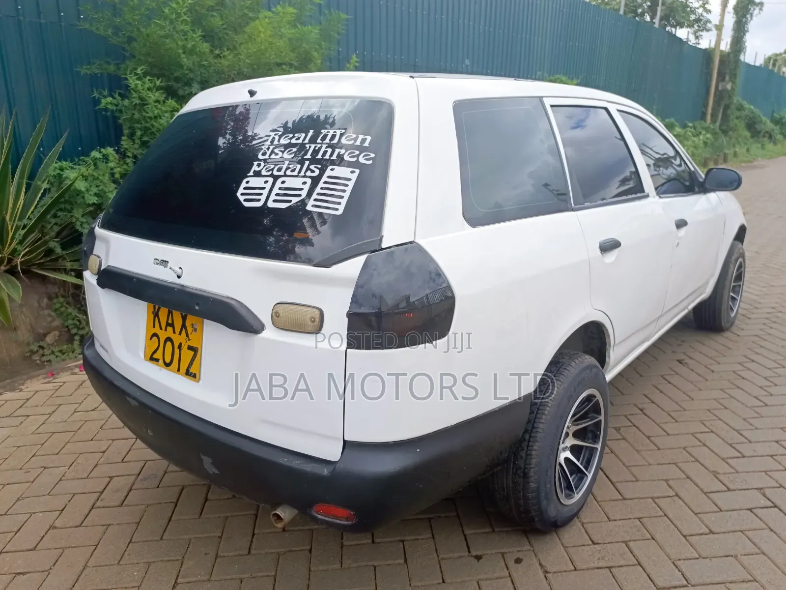 Nissan Advan 1999 White