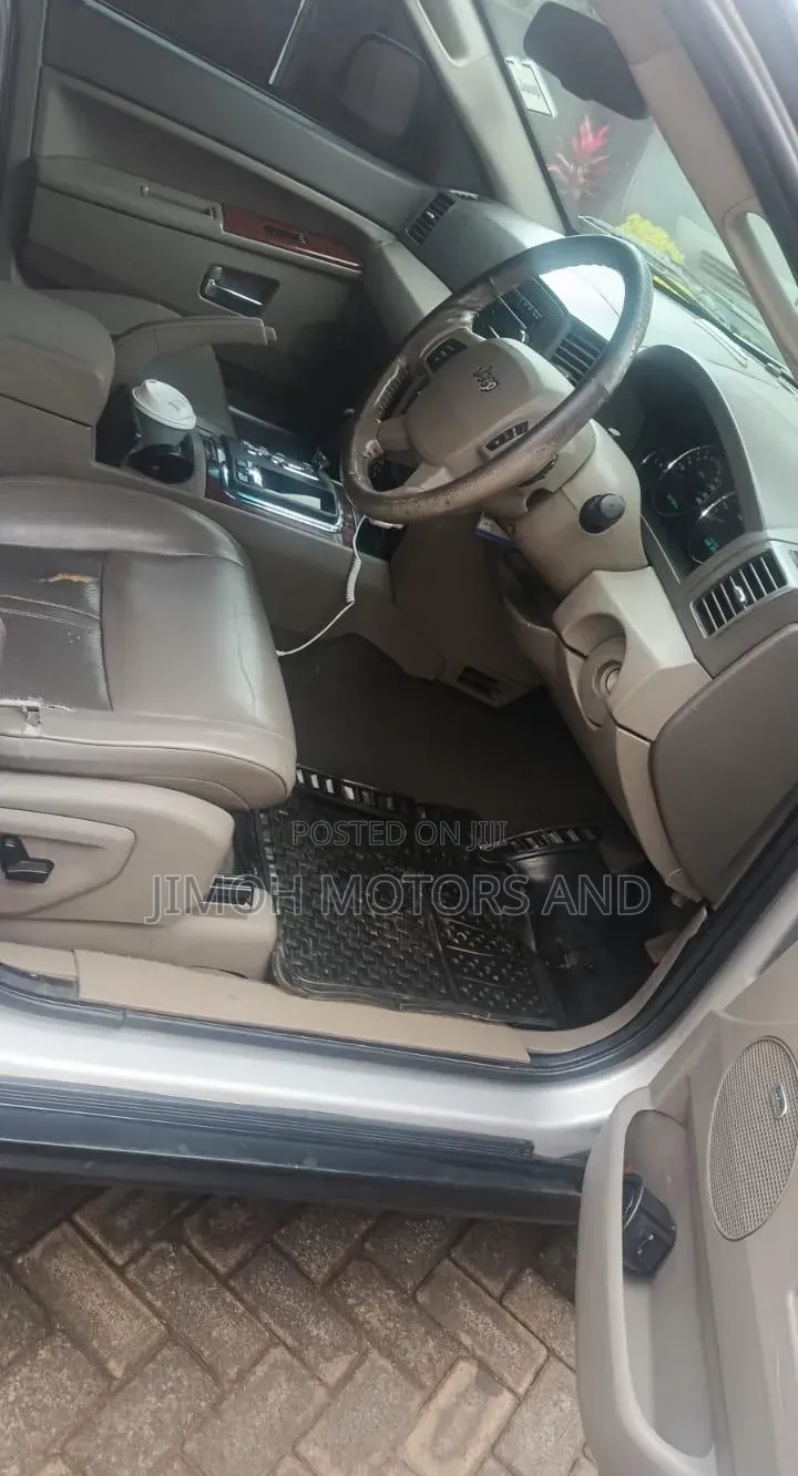 Jeep Cherokee 2006 Beige