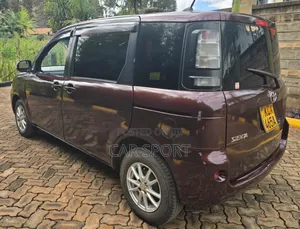 Toyota Sienta 2012 Brown