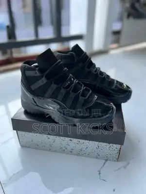 Air Jordan 11 All Black