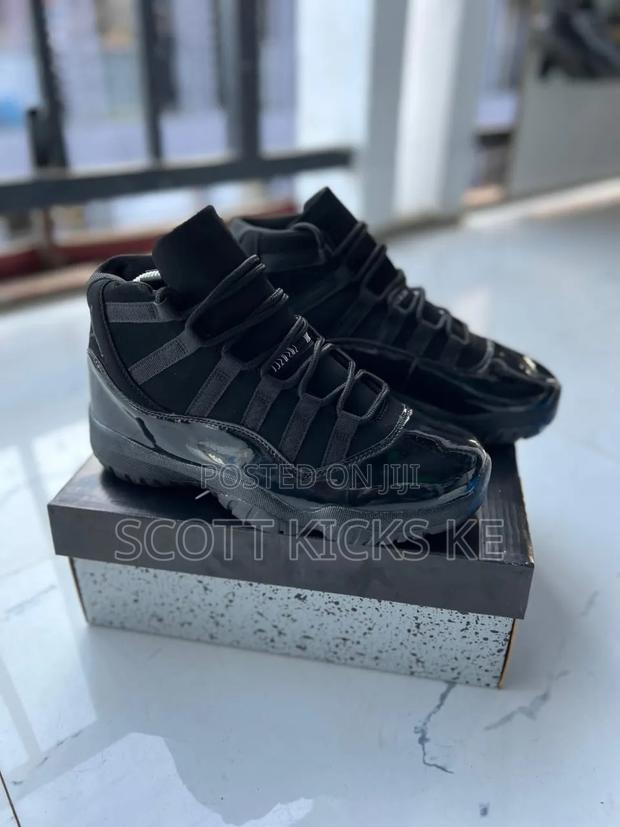 Air Jordan 11 All Black - thumbnail 2