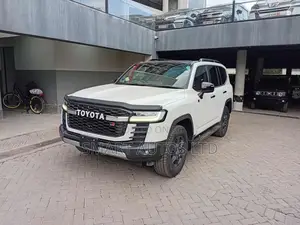 Toyota Land Cruiser LC300 2021 Off white