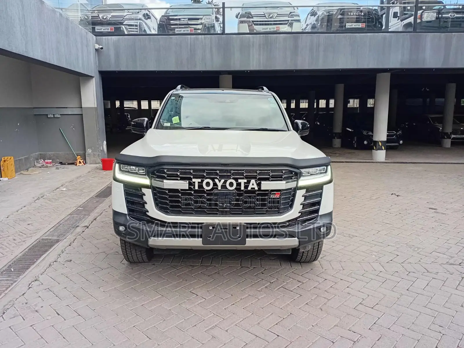 Toyota Land Cruiser LC300 2021 Off white