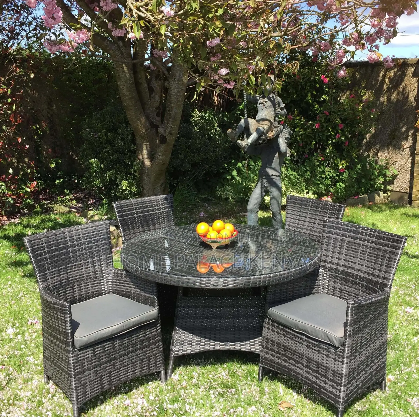 Outdoor Set: 4 Seater Wicker Dining Set With Round Glass Table