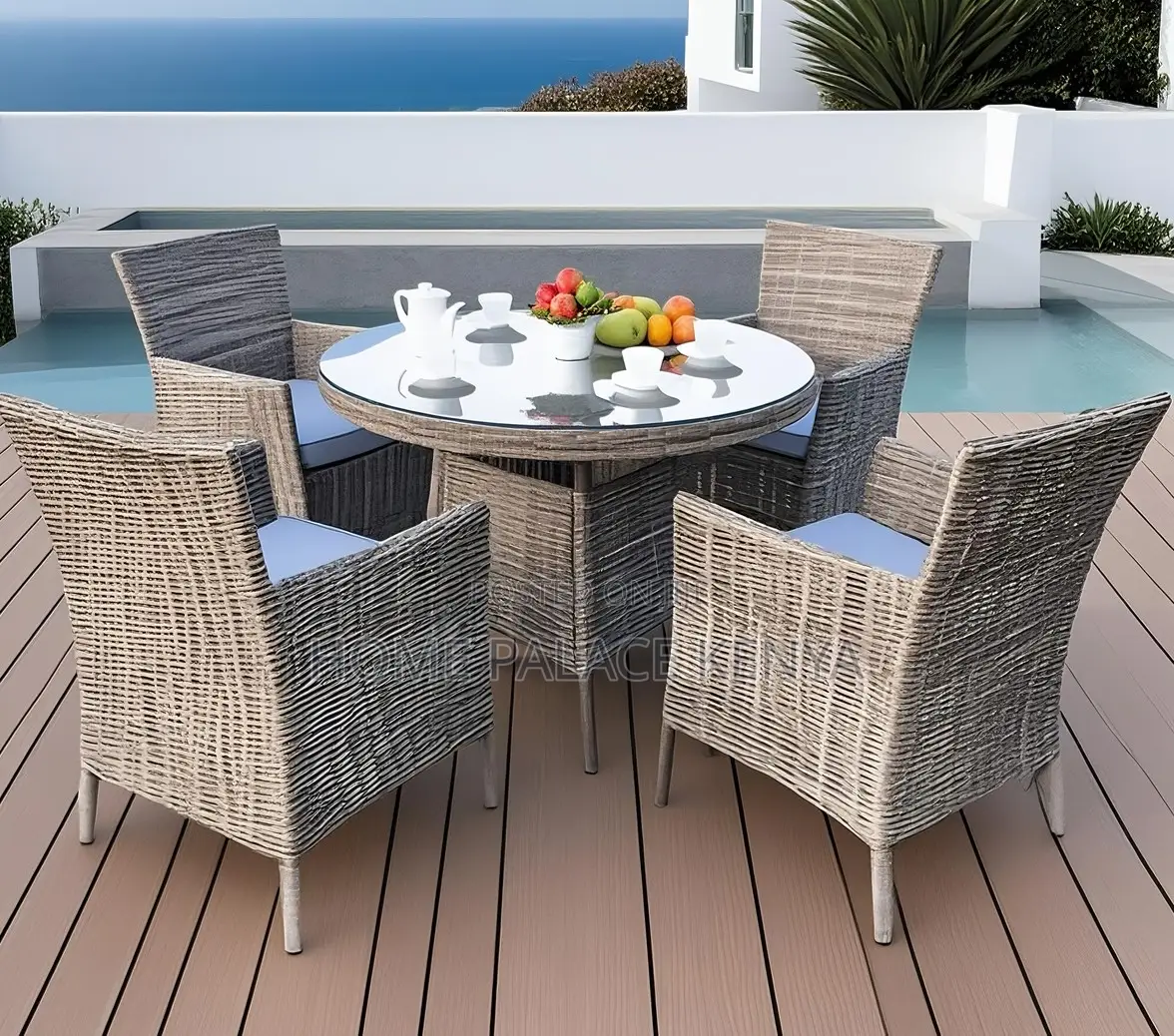 Outdoor Set: 4 Seater Wicker Dining Set With Round Glass Table
