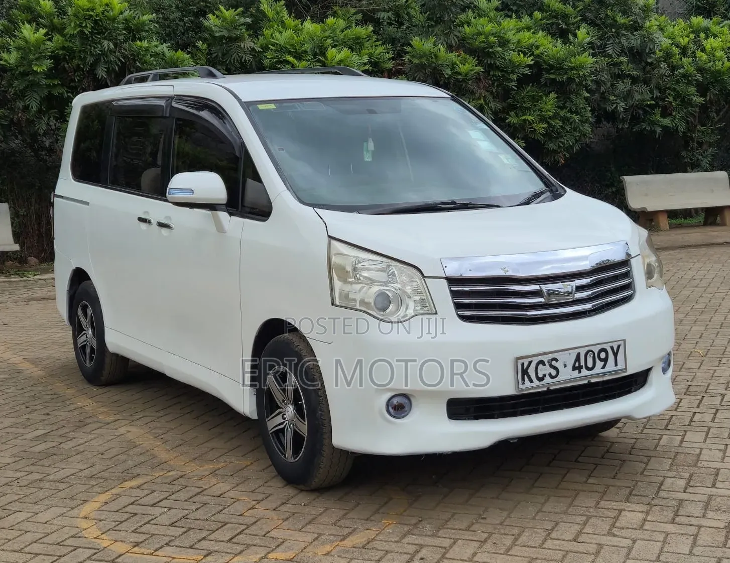 Toyota Noah 2011 White