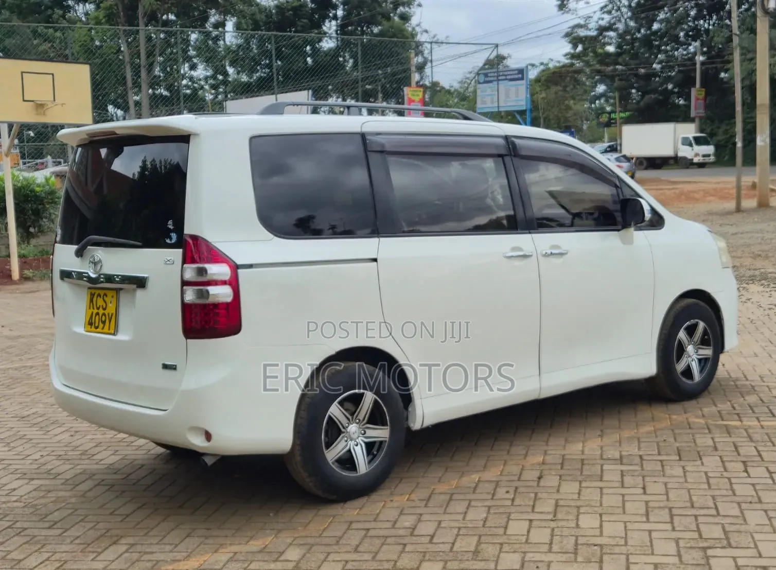 Toyota Noah 2011 White