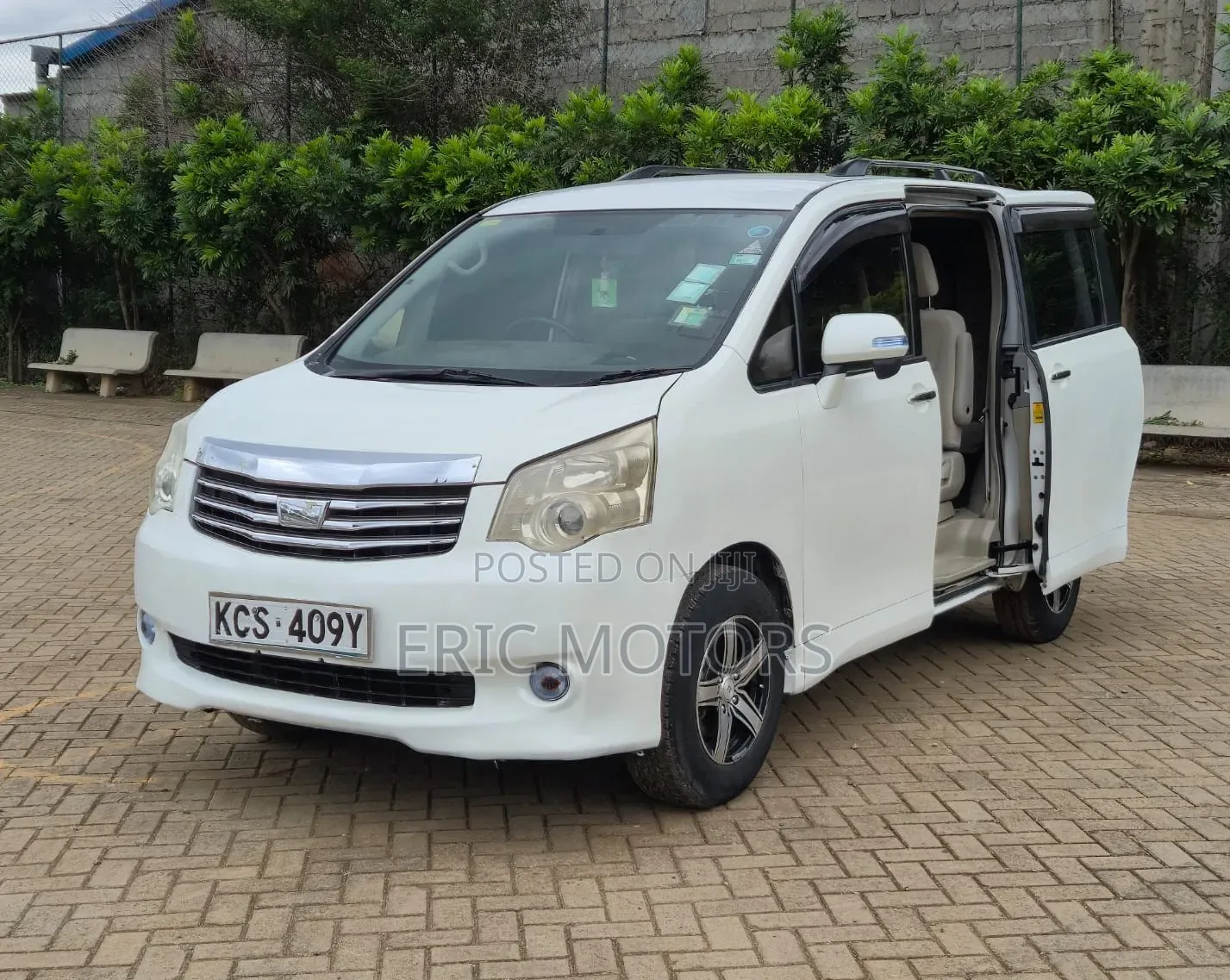 Toyota Noah 2011 White