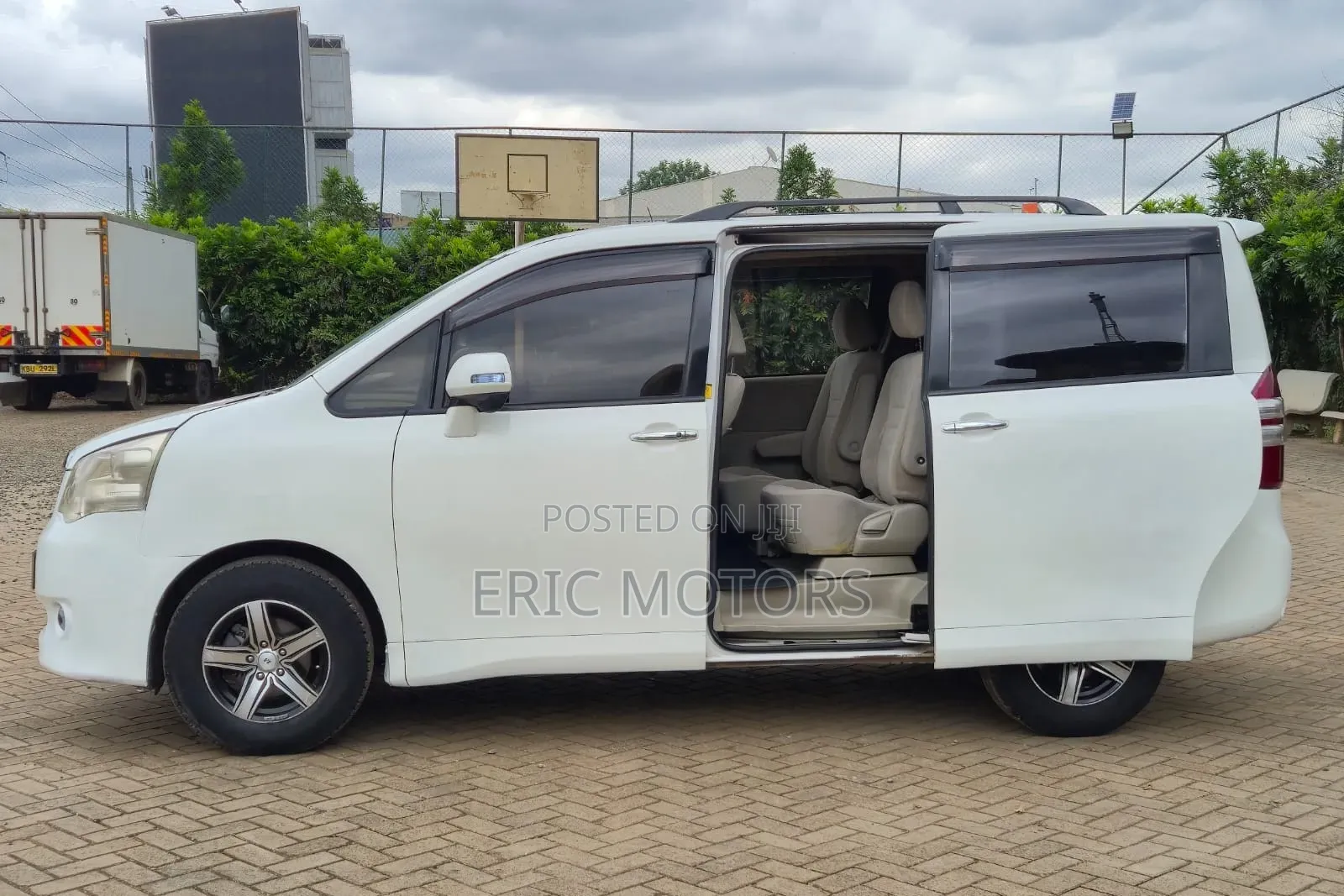 Toyota Noah 2011 White