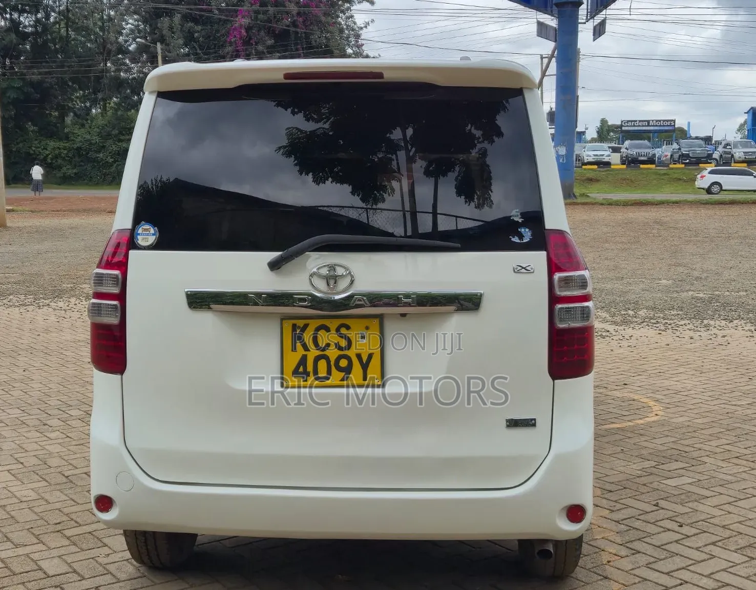 Toyota Noah 2011 White