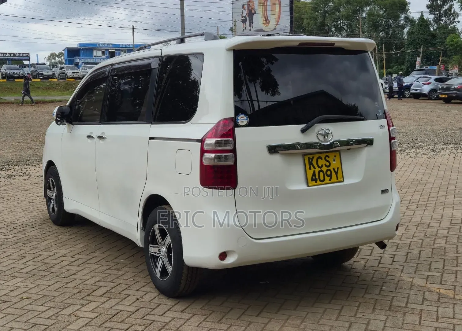 Toyota Noah 2011 White
