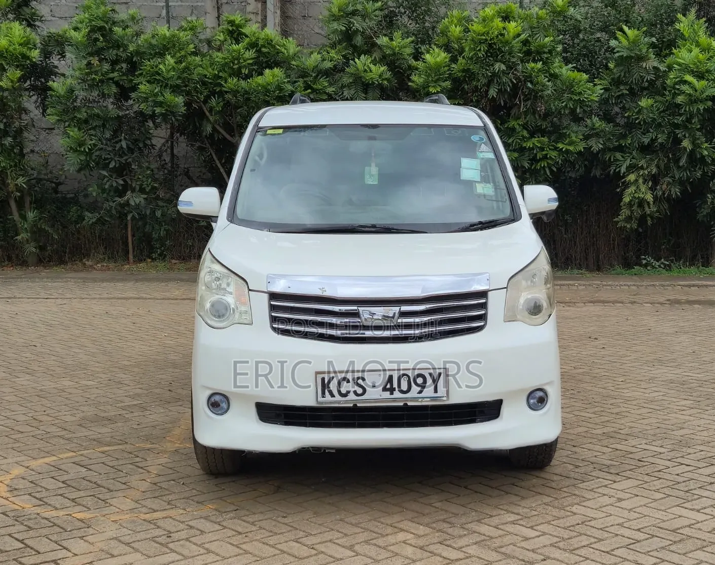 Toyota Noah 2011 White