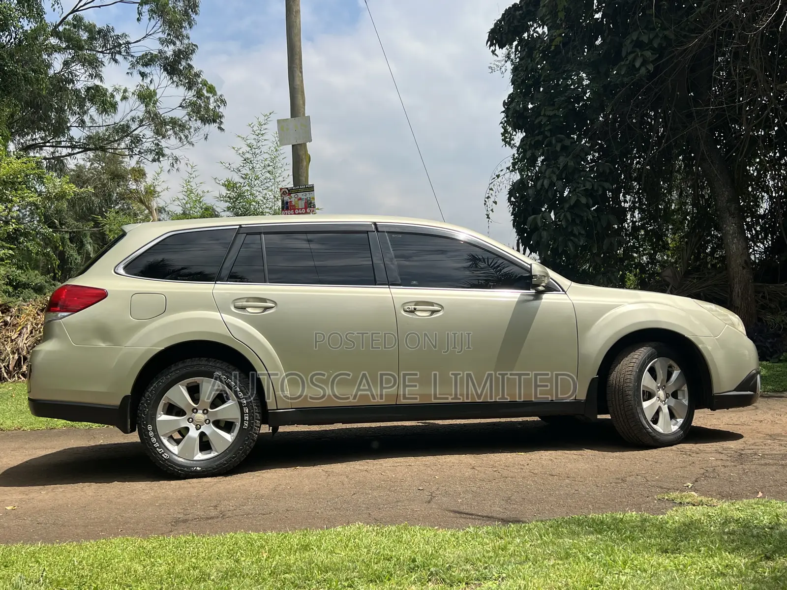 Subaru Outback 2010 Gold