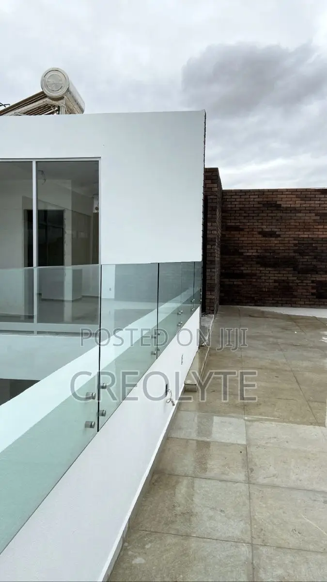 Modern Minimalist Glass Balustrade Staircase