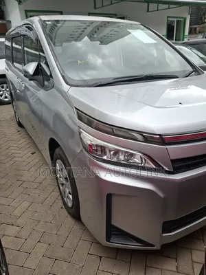 Toyota Voxy 2018 Silver