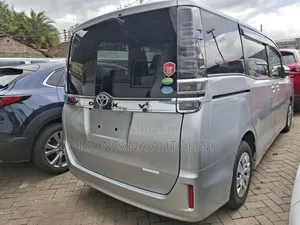 Toyota Voxy 2018 Silver