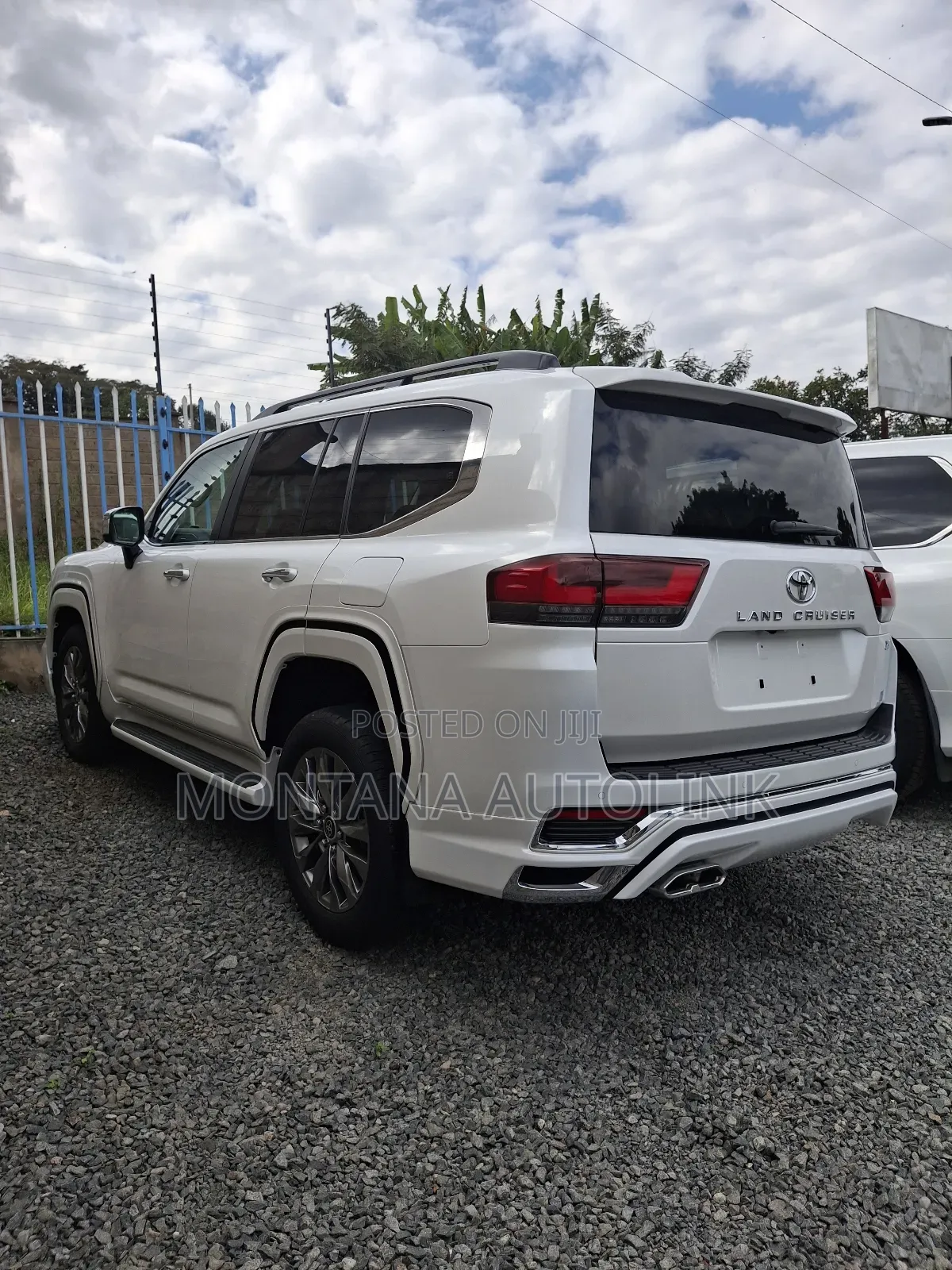 Toyota Land Cruiser LC300 2023 White