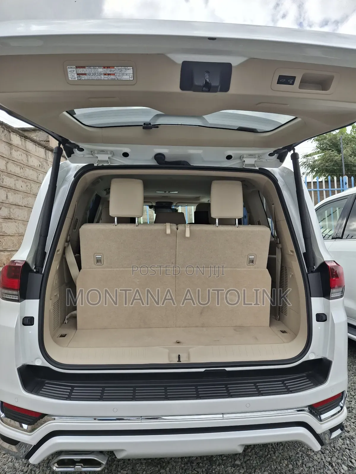 Toyota Land Cruiser LC300 2023 White
