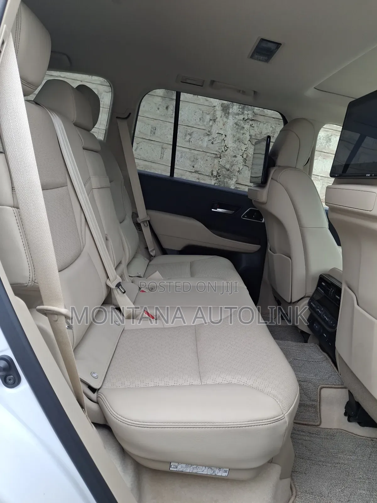 Toyota Land Cruiser LC300 2023 White