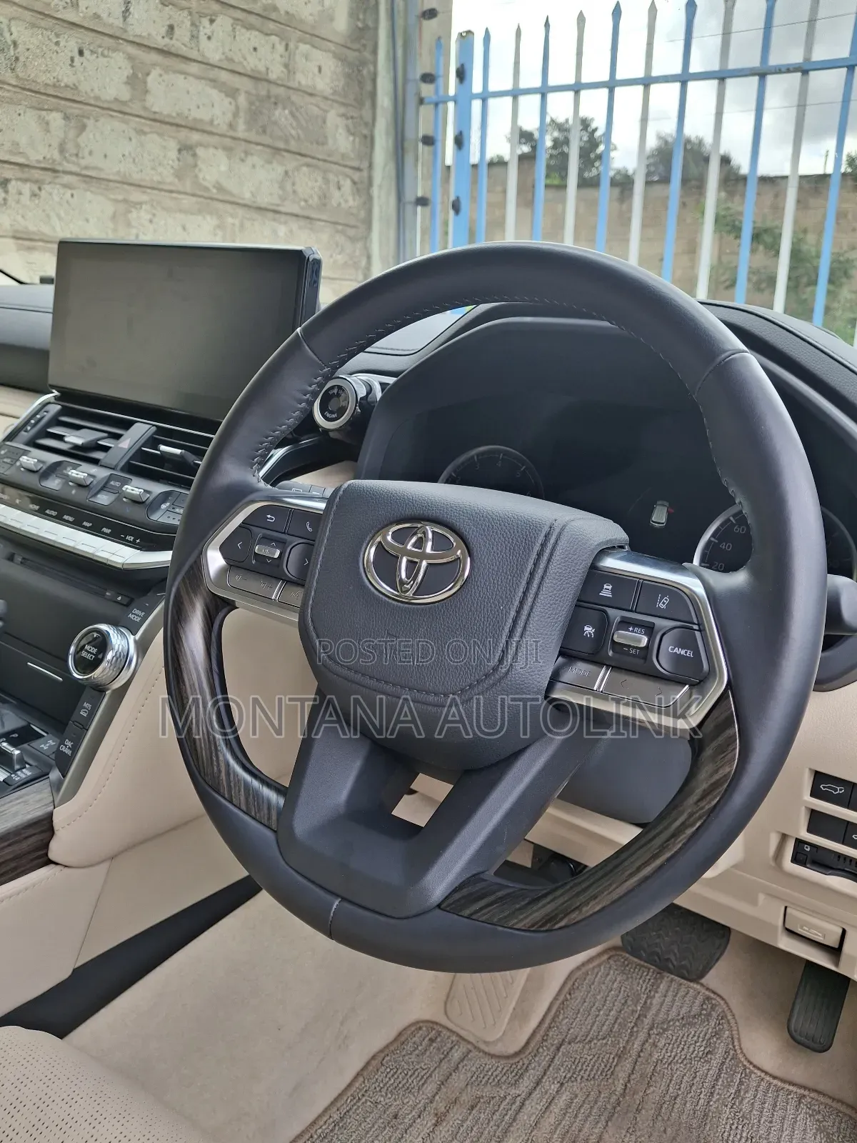 Toyota Land Cruiser LC300 2023 White