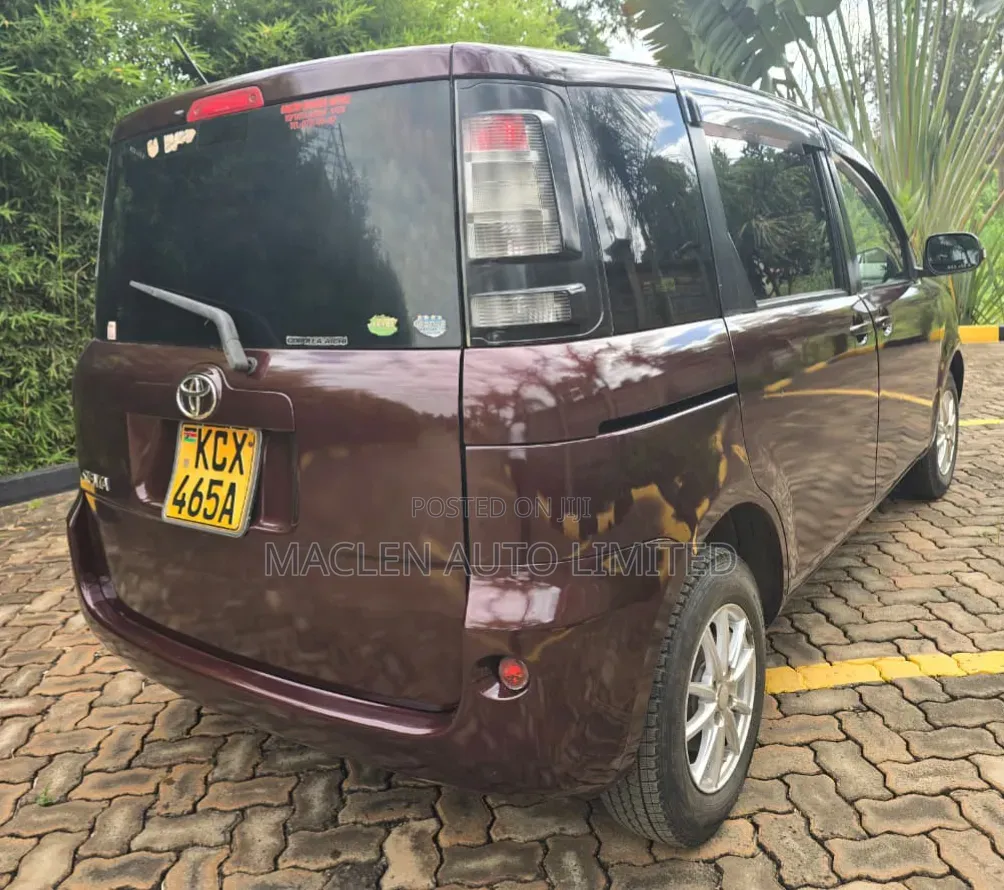 Toyota Sienta 2012 Maroon