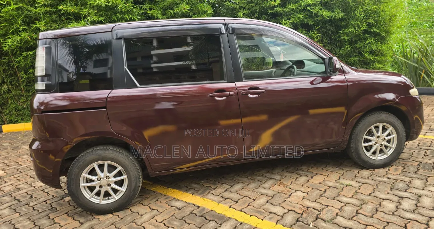 Toyota Sienta 2012 Maroon