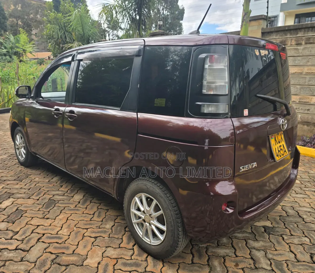 Toyota Sienta 2012 Maroon