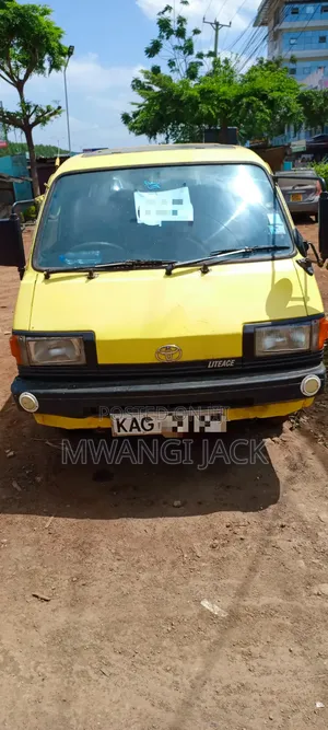 Toyota HiAce 2005 Yellow