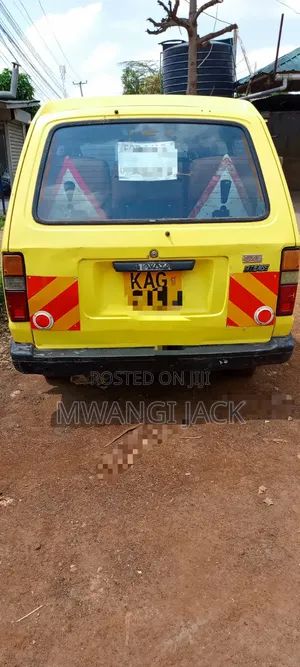 Toyota HiAce 2005 Yellow