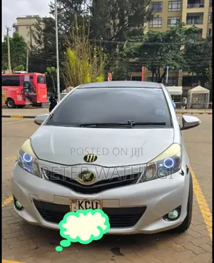 Toyota Vitz 2011 Silver