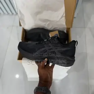 Asics Novablast 5 Triple Black