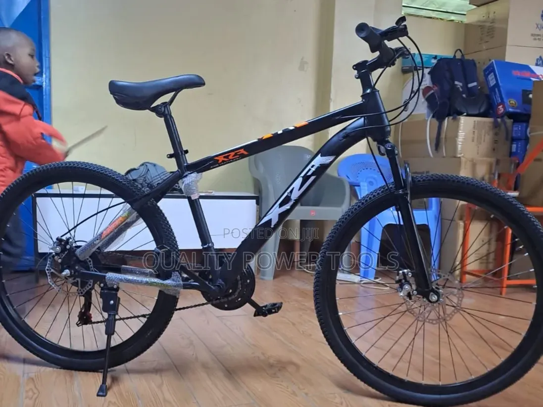 Cruztrek Komendo Mountain Bicycle, Size 26, Aluminum Frame