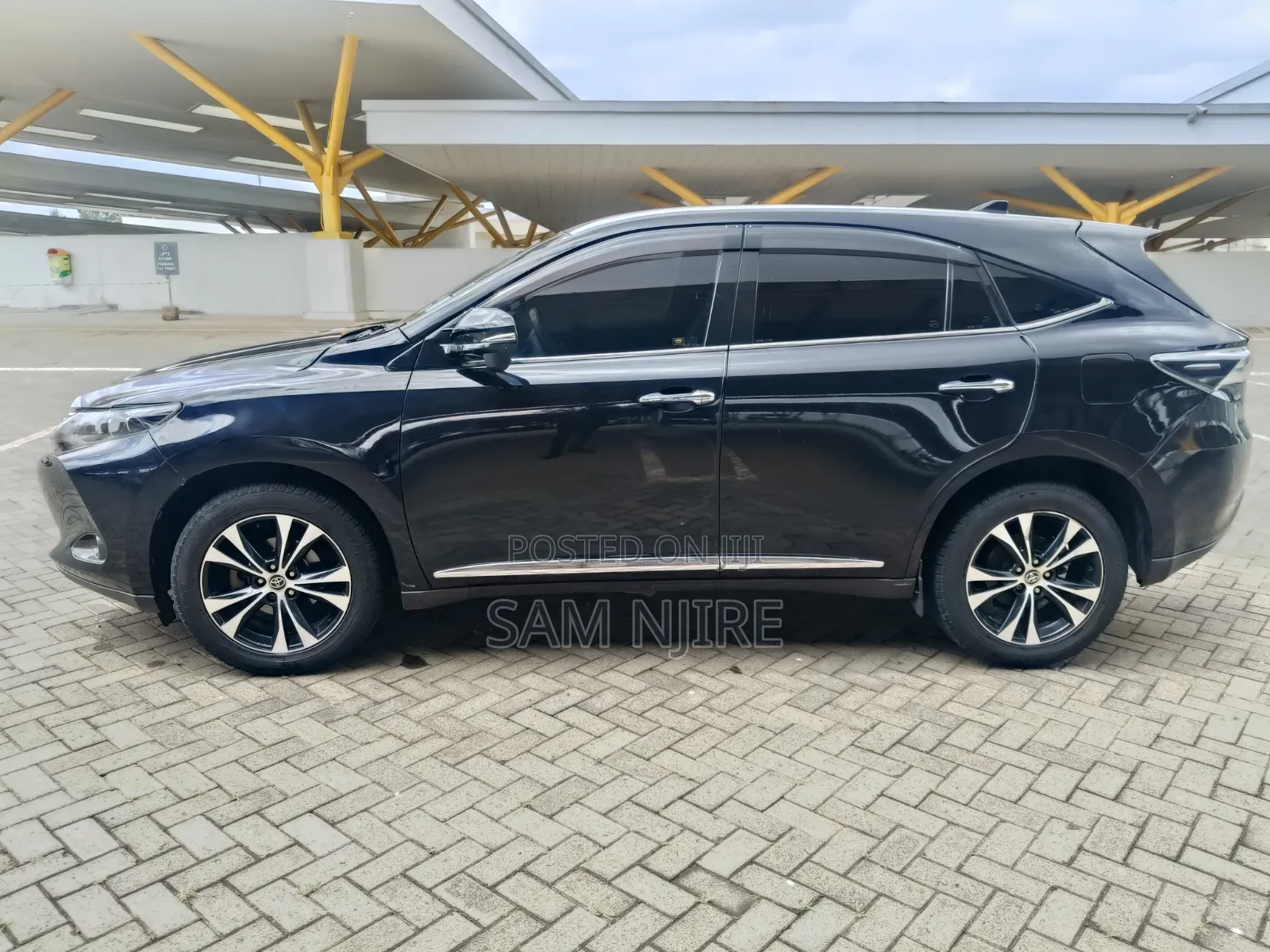 Toyota Harrier 2.0 2015 Black