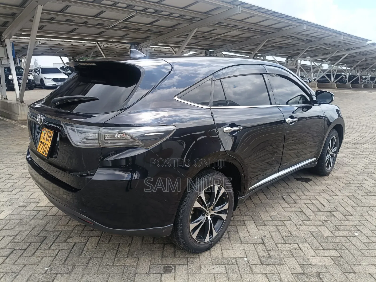 Toyota Harrier 2.0 2015 Black