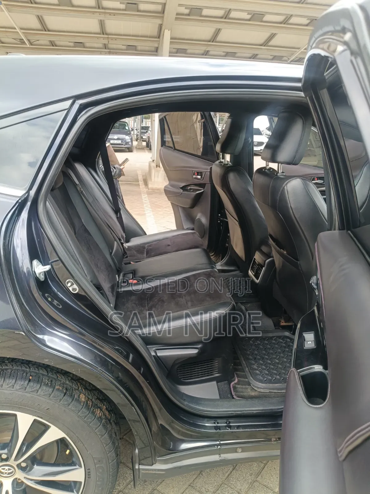 Toyota Harrier 2.0 2015 Black