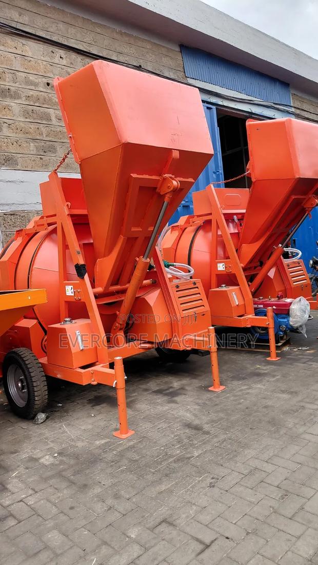 Heavy Duty Diesel Self-Loading Concrete Mixing Machine. - main view