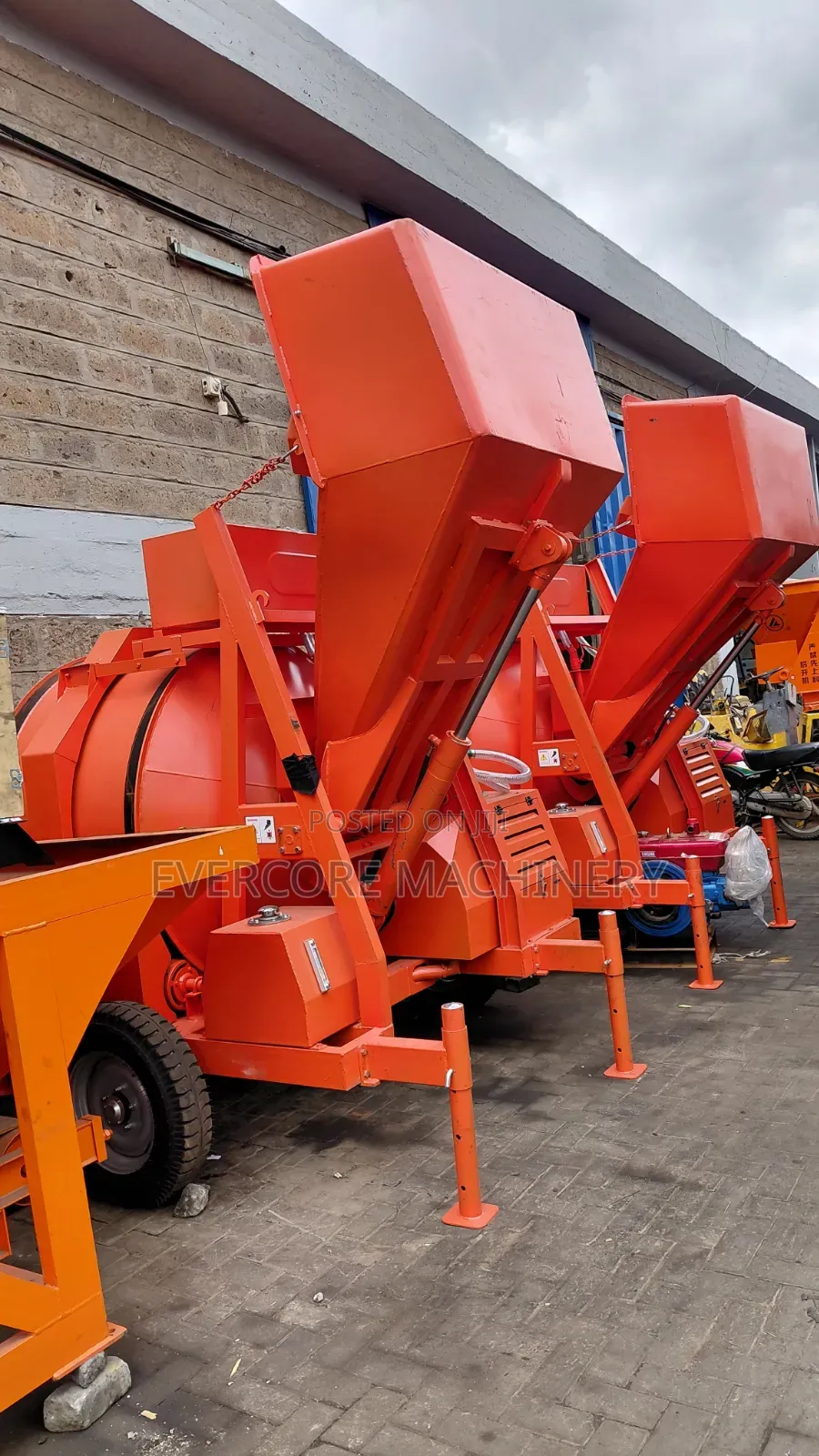 Heavy Duty Diesel Self-Loading Concrete Mixing Machine.