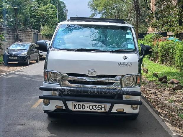 Toyota HiAce 2014 White - thumbnail 2