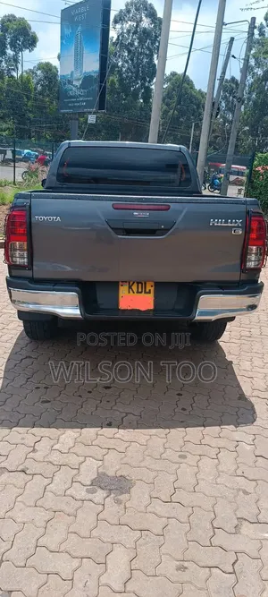 Toyota Hilux 2023 Silver