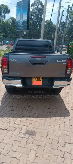 Toyota Hilux 2023 Silver
