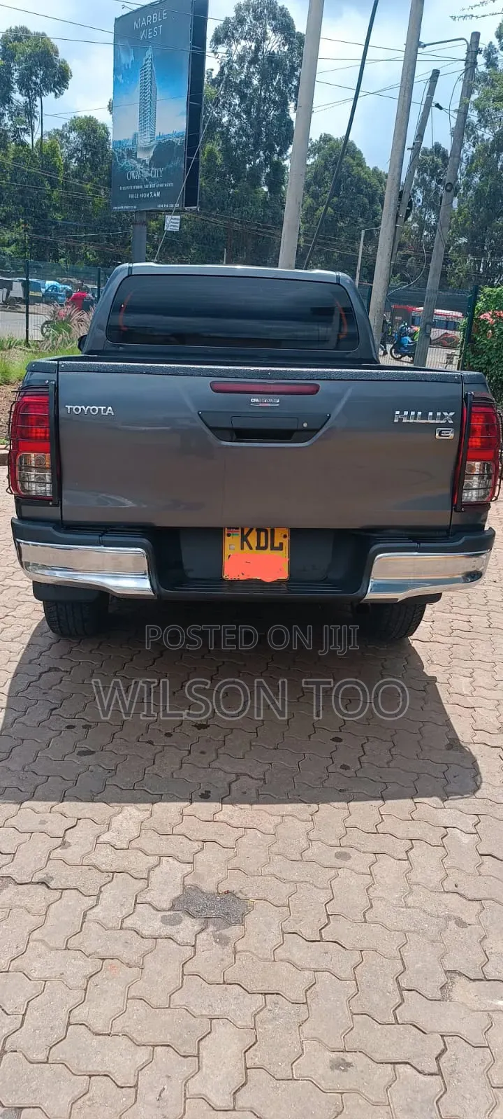 Toyota Hilux 2023 Silver