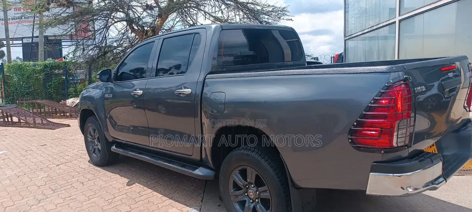 Toyota Hilux 2023 Silver