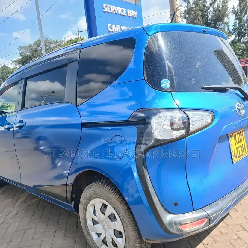 Toyota Sienta 2017 Blue