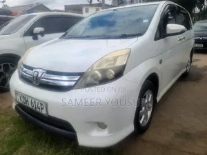 Toyota ISIS 2015 White