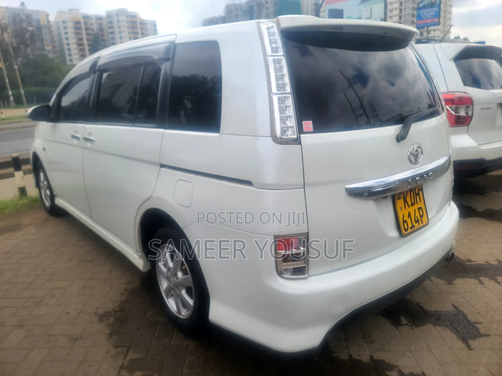 Toyota ISIS 2015 White